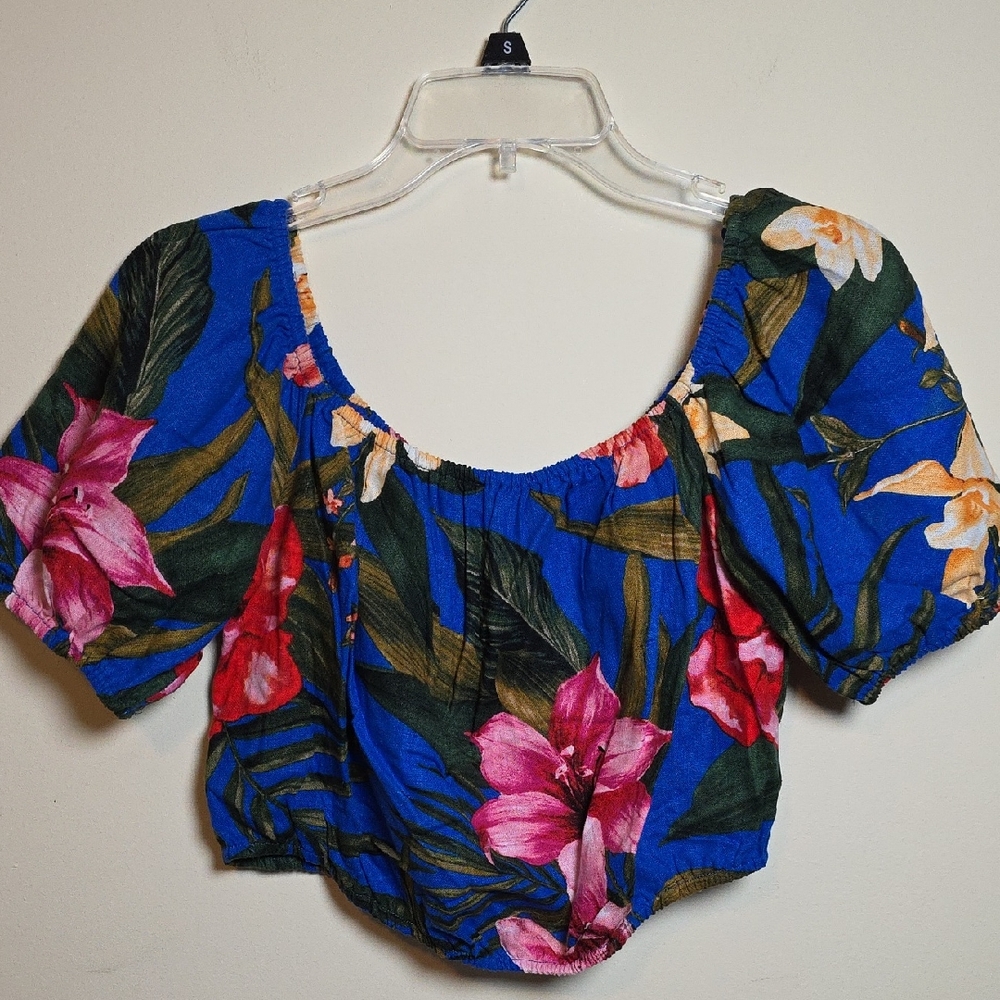 Cupcakes & Cashmere Blue Floral Puff Sleeve Crop Top. Med. Linen